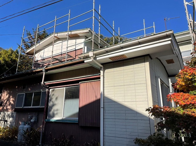 南都留郡富士河口湖町　屋根外壁塗装工事　古民家再生　瓦棒葺きトタン屋根ケレン作業